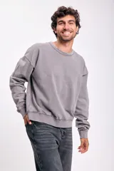 Buzo deportivo gris con efecto lavado.