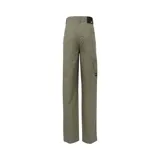 Pantalón de gabardina color verde oliva, corte recto, con bolsillos laterales, traseros y utilitario en el muslo. Cierre con cremallera y botón.