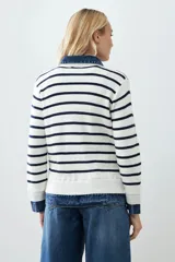 Chaqueta tejida a rayas horizontales color blanco y azul marino, con cuello y detalles en denim.