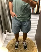 Short de jean celeste con ruedo desflecado.