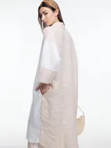 Vestido camisero largo de lino, con manga 3/4 y silueta relajada. Diseño con bloques de color en contraste blanco y negro.