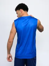 Musculosa de entrenamiento para hombre, color azul vibrante, con un patrón geométrico sutil en tonos más oscuros. Lleva el escudo del Club Nacional de Football en el pecho izquierdo.