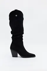 Bota texana de caña alta color negro, con punta fina, taco cuadrado y cierre lateral.