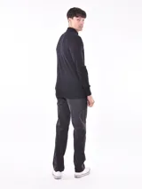 Campera negra con cierre frontal, cuello alto y puños con ribete celeste.