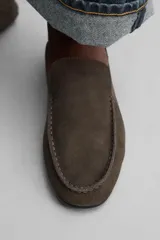 Mocasín de hombre fabricado en piel serraje color marrón.