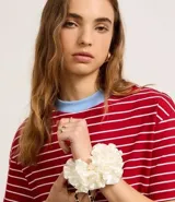 Remera de mangas cortas con cuello redondo contrastante y rayas horizontales.