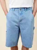 Bermuda color beige con bolsillos laterales y traseros.