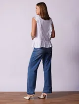 Blusa blanca texturizada de la marca Marissa Olivia. Presenta apliques de crochet en la parte delantera y un detalle fruncido en el ruedo.