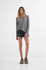 Sweater gris de tejido de punto acanalado, con escote en V y mangas largas.