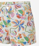 Short slim de sarga de algodón con estampa tropical multicolor. Presenta trabillas en la cintura, bolsillos delanteros y cierre frontal tradicional.
