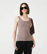 Musculosa azul marino de poliamida con escote en U y breteles anchos.