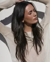 Aros pequeños de bronce con forma irregular y acabado liso, estilo huggie o argolla gruesa.