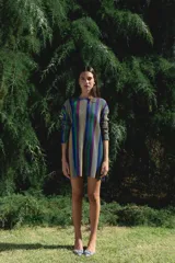 Minivestido de lurex a rayas verticales multicolores con mangas 3/4.