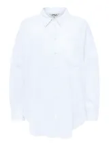 Camisa blanca oversize de Only, con cuello clásico, mangas largas, cierre de botones, puños ajustables y corte más largo en la parte trasera.