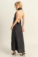 Vestido largo de satén color celeste, con cuello halter que se ata al cuello y espalda descubierta.