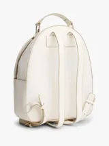 Mochila blanca acolchada con logo de Tommy Hilfiger en dorado. Tiene un asa superior, correas ajustables, cierre de cremallera, bolsillo interior con cremallera y bolsillo exterior con cremallera.