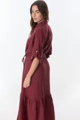 Vestido camisero color fucsia, de lino, con cuello camisero, mangas 3/4 con trabillas y ajuste en la cintura con lazo.