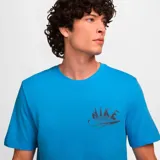 Camiseta de hombre Nike Dri-Fit Tee Brand Read, color celeste con logo Nike estampado en el pecho.