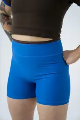 Calza corta deportiva de tiro alto color azul eléctrico.