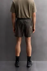 Shorts deportivos confeccionados en tejido técnico ligero con efecto arrugado y forro interior. Cuenta con cintura elástica ajustable con cordón, bolsillos laterales con cierre de cremallera, bajo con aberturas laterales y logo estampado en la pierna.