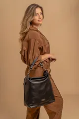 Cartera bandolera color marrón claro, de símil cuero, con dos divisiones internas, asa corta fija y correa larga regulable.