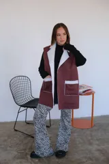 Chaleco largo color beige, con solapas y bolsillos delanteros con borde de corderito.