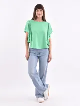 Remera blanca de mangas cortas con volados.