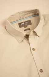 Camisa amarilla de algodón orgánico, manga larga con botones de madera, cuello italiano, calce regular, bolsillo de pecho con logo bordado.