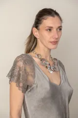 Blusa italiana color gris con escote en V y mangas cortas de encaje.