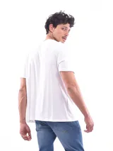 Remera blanca de corte slim fit y mangas cortas.