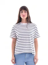Remera blanca a rayas horizontales azules, de corte recto y mangas cortas.