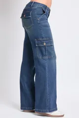Pantalón de jeans azul de corte ancho, con bolsillos laterales tipo cargo.