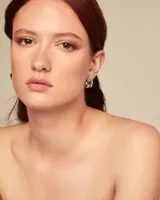 Par de aros plateados con cristal facetado negro y pequeños cristales blancos y rosados.