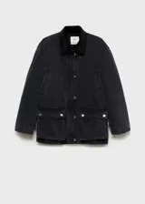 Chaqueta oversize de algodón negro con cuello camisero de pana, cierre frontal con cremallera y botones a presión, bolsillos de parche con solapa y bolsillos de ribete.
