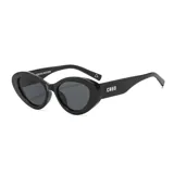 Lentes de sol unisex color crema, con forma ovalada y lentes marrones con filtro UV400.