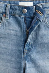 Short de jean celeste de tiro alto, con cinco bolsillos y cierre con botón metálico.