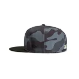 Gorro New Era 59FIFTY con diseño de camuflaje en tonos grises y visera negra. Presenta el logo de los Detroit Tigers bordado en el frente.