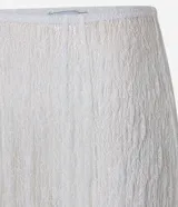 Falda midi evasé color blanco, con cintura alta y textura de encaje.