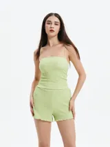 Short negro de tejido texturizado con cintura elástica.