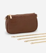 Cartera baguette color marrón con textura croco, asa corta y cadena larga dorada.