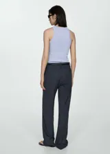 Musculosa negra de canalé con cuello redondo y corte ajustado.