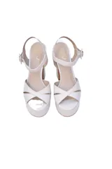 Sandalias de cuero color crema con tiras cruzadas, pulsera ajustable al tobillo, tacón de bloque alto y plataforma delantera.