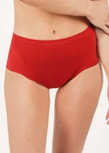 Bombacha bikini de tiro alto color rojo, confeccionada en microfibra sin costuras y con forro de algodón.