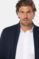 Campera azul de tejido fino, con cierre frontal y detalles en cuero ecológico. Confeccionada 100% en algodón.