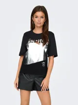Remera negra de corte recto con estampado rectangular plateado con la palabra 'EPIC' en la parte superior y la frase 'READY FOR THE WORLD' en la parte inferior.