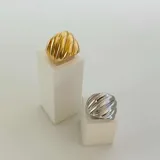 Anillo dorado con diseño texturizado en forma de croissant, fabricado en acero quirúrgico hipoalergénico con baño de oro de 18K.