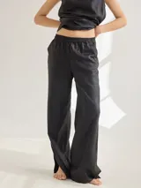 Pantalón negro de lino, de corte recto con tajos laterales en el ruedo y cintura elastizada.