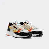 Championes Reebok Classic Leather 2400, capellada de cuero y gamuza en color blanco, beige, negro, naranja y amarillo.