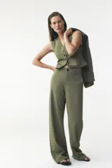 Chaleco verde oliva de Zara Woman Collection, con escote en pico, sin mangas y cierre frontal con botones negros.