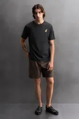 Sandalia técnica negra para hombre, con capellada de tejido técnico con aberturas laterales, puntera y talón reforzados, ajuste con cordones y suela Vibram.